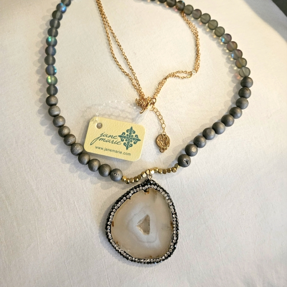Light-Activated Color-Changing Gray and Gold Agate Pendant Necklace BRAND NEW